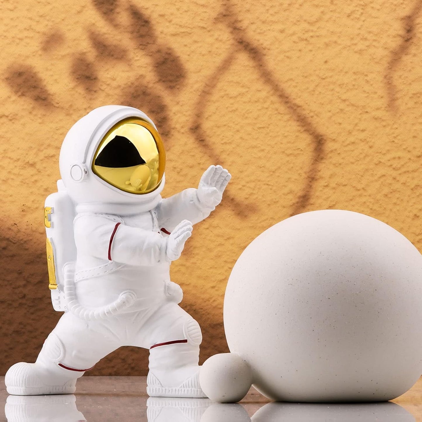 XMGZQ Astronaut Statue, Astronaut Figurine, Kung Fu Spaceman Sculpture, Outer Space Arts Child Gifts, Gold Office Decor for Men