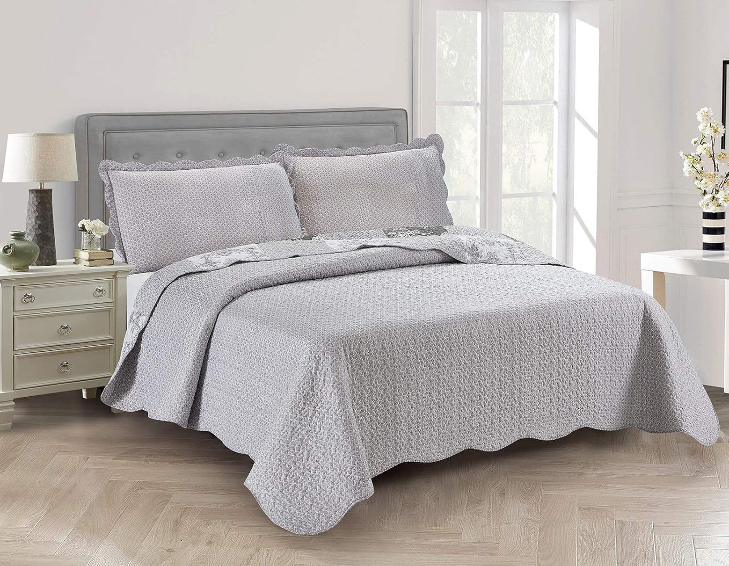 Brilliant Sunshine Grey Toile Floral Patchwork, 3-Piece Quilt Set with 2 Shams, Reversible Bedspread, Soft Lightweight Coverlet, All-Season, King, Grey