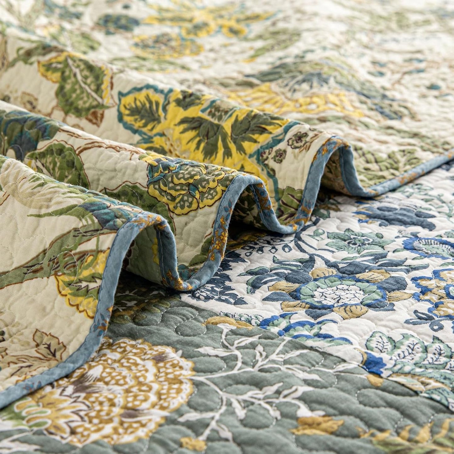 YAYIDAY Oversized Queen Quilt Patchwork Bedspreads (110x118 Inch) - 100% Cotton Reversible Breathable Green Leaves Quilted Coverlet with Pillow Shams for All Seasons