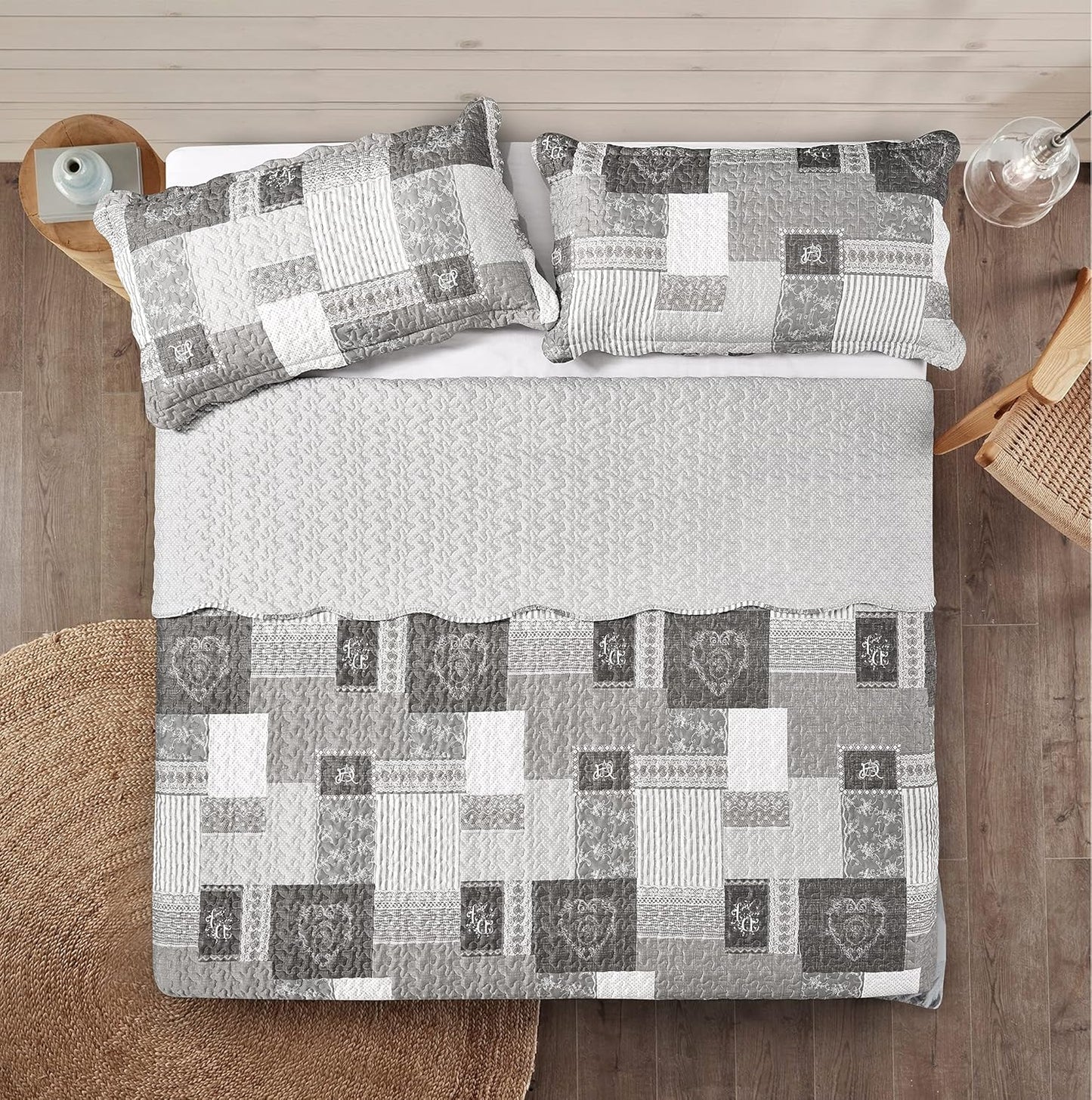 Brilliant Sunshine Grey Heart Love, Floral and Lace Patchwork, 3-Piece Quilt Set with 2 Shams, Reversible Bedspread, Soft Lightweight Coverlet, All-Season, King, Grey